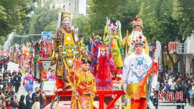 图为洋县悬台社火。 刘齐轩 摄