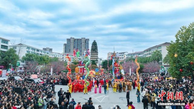 3月3日，民众观赏洋县悬台社火。 刘齐轩 摄