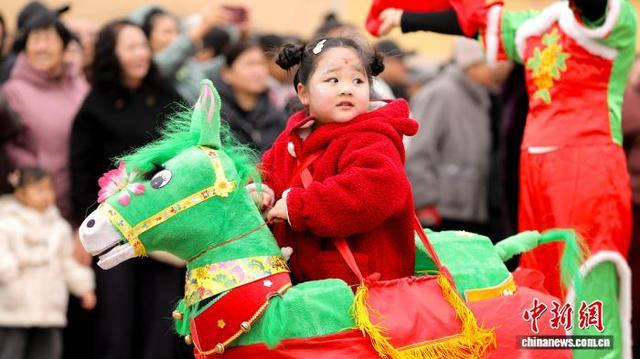 3月3日，内蒙古托克托县，小朋友正在进行“跑驴”表演。中新社发 张玮 摄 