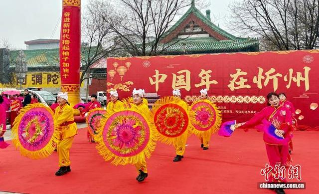 元宵节期间，山西忻州忻府区群众文艺展演同步登场、好戏连台。袁睿竹 摄