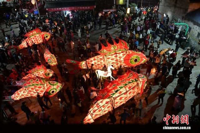 3月2日，安徽省黄山市歙县汪满田村进行鱼灯巡游。中新社记者 储玮玮 摄