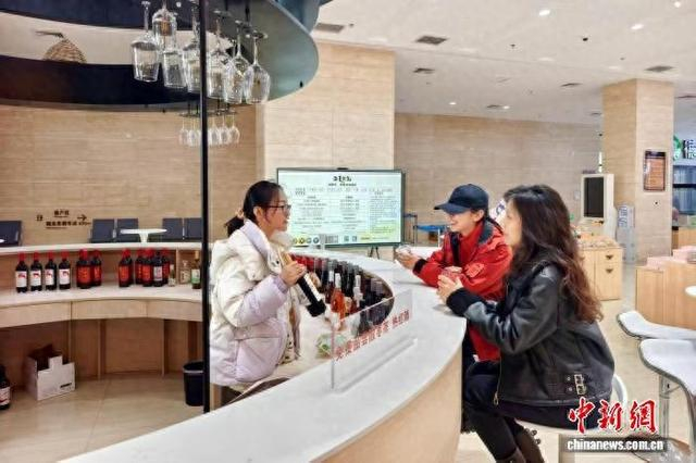 游客在西夏陵景区葡萄酒品鉴中心品鉴贺兰山东麓葡萄酒。 王婧雅 摄