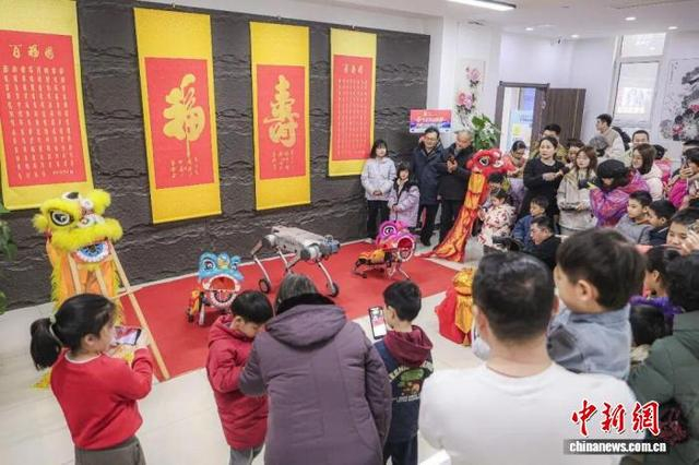 济南高新区第三届年俗文化节暨舜华路街道村居龙灯大赛悦享家分会场，机器人表演节目。济南高新区供图
