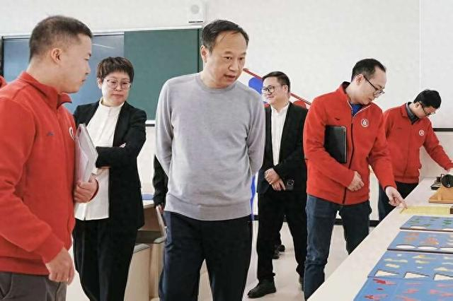 戴立益带队在顺德一所中学调研。受访者供图