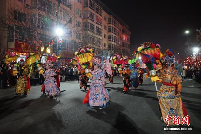 元宵节期间，山西忻州忻府区奇村镇以“非遗+社火+灯会”为特色，让民众沉浸式体验“中国年·在忻州”的独特年味。赵曼君 摄