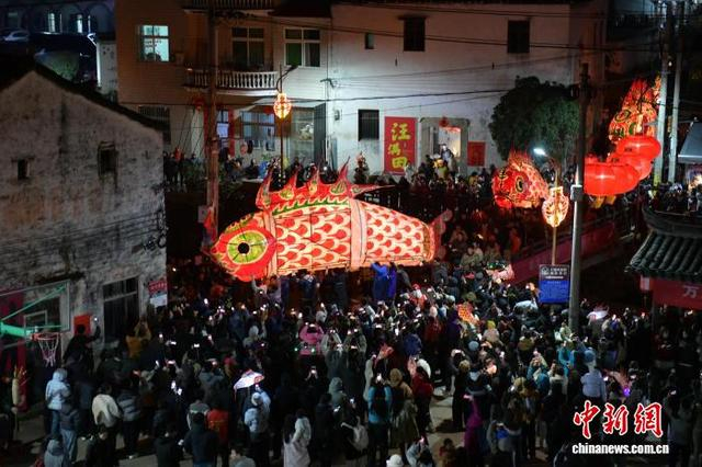 3月2日，安徽省黄山市歙县汪满田村进行鱼灯巡游。中新社记者 储玮玮 摄