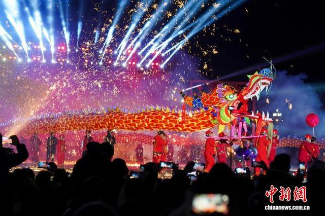 3月2日，贵州省台江县60余条“祥龙”齐聚县城，以苗家最隆重、最热烈的方式闹元宵。龙军 摄 