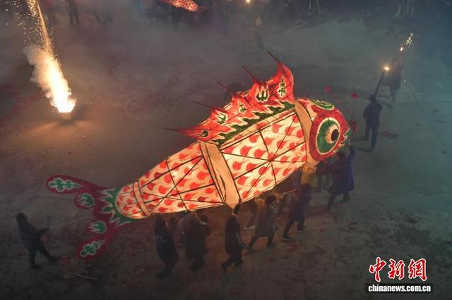 3月2日，安徽省黄山市歙县汪满田村进行鱼灯巡游。中新社记者 储玮玮 摄