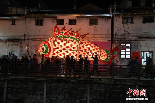 3月2日，安徽省黄山市歙县汪满田村进行鱼灯巡游。中新社记者 储玮玮 摄