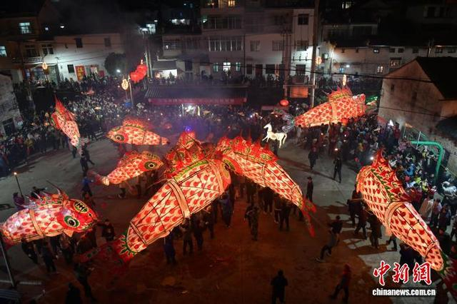 3月2日，安徽省黄山市歙县汪满田村进行鱼灯巡游。中新社记者 储玮玮 摄