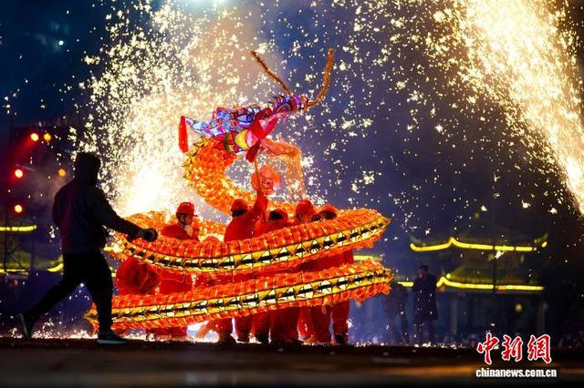 3月2日，贵州省台江县60余条“祥龙”齐聚县城，以苗家最隆重、最热烈的方式闹元宵。龙军 摄 