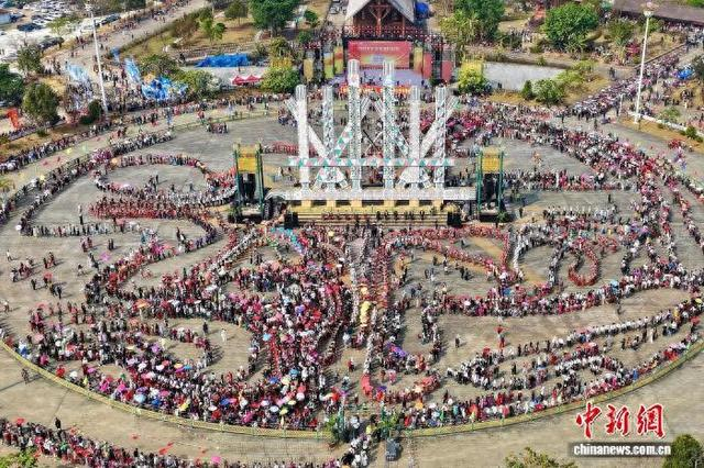 3月3日，各族民众身着节日盛装欢乐起舞，庆祝2026年芒市目瑙纵歌节。 曹策 摄
