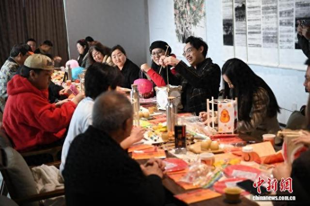 3月3日，“一脉百家姓 皖台共元宵”活动在安徽合肥拙而科学艺术馆举行。图为台胞们手工制作灯笼。 中新社记者 赵强 摄