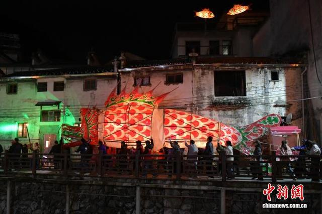 3月2日，安徽省黄山市歙县汪满田村进行鱼灯巡游，龙头鱼长达12米，为历史之最。中新社记者 储玮玮 摄