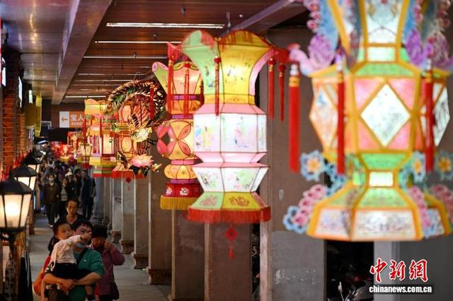 3月2日晚，市民和游客在福建泉州古城区游览、赏灯。中新网记者 吕明 摄