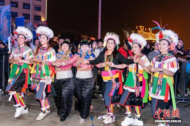 3月2日晚，身着特色服饰的惠安女与台湾阿美人演员携手共舞。陈英杰 摄