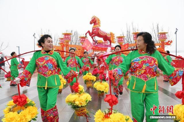 元宵节期间，山西忻州忻府区群众文艺展演同步登场、好戏连台。张媛 摄