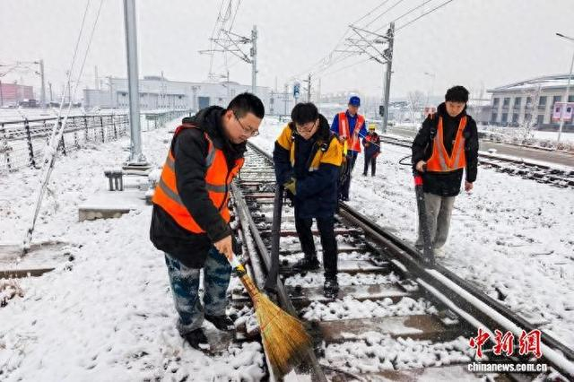 丰台工务段职工在雄安高铁动车所清扫线路积雪。丰台工务段 供图