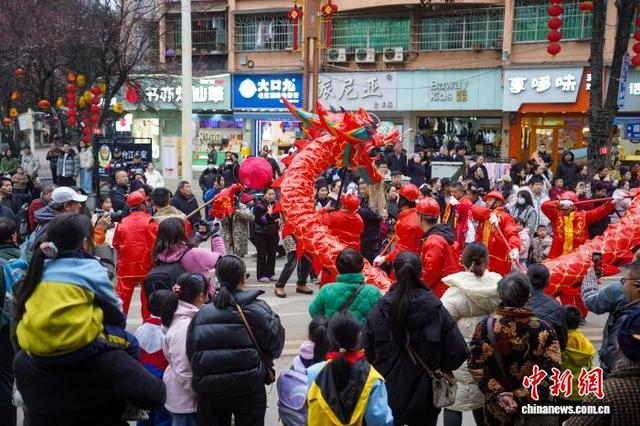 3月2日，贵州省台江县60余条“祥龙”齐聚县城，以苗家最隆重、最热烈的方式闹元宵。龙军 摄 