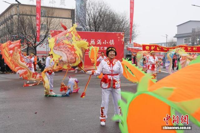 元宵节期间，山西忻州忻府区群众文艺展演同步登场，处处有舞台，天天有精彩，热闹非凡。赵曼君 摄 