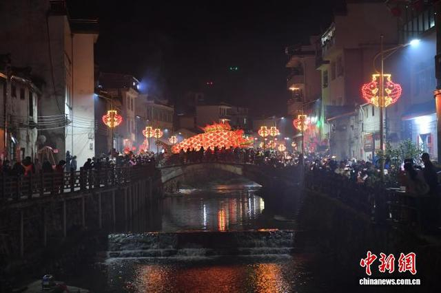 3月2日，安徽省黄山市歙县汪满田村进行鱼灯巡游，龙头鱼长达12米，为历史之最。中新社记者 储玮玮 摄