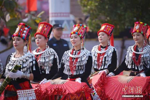 3月3日，各族民众身着节日盛装欢乐起舞，庆祝2026年芒市目瑙纵歌节。 曹策 摄