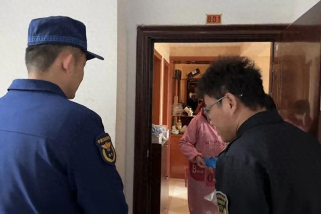 消防员与社区工作人员来到马阿姨家。图源：浙江消防