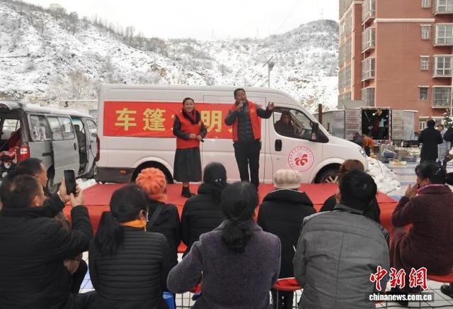 “文明大篷车”驶入园丁小区。志丹县新时代文明实践中心办公室供图