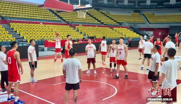 图为中国男篮在杭进行训练。郭天奇 摄