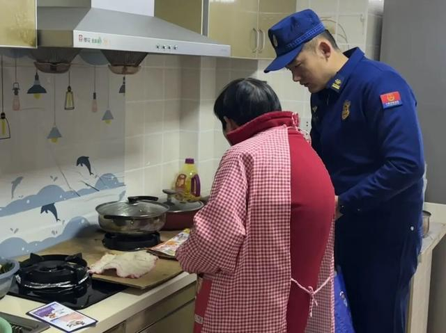 消防员为马阿姨科普消防知识。图源：浙江消防