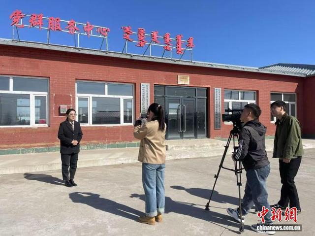 图为《村闻联播》拍摄现场，乡镇干部讲述身边事。 科右中旗委宣传部供图