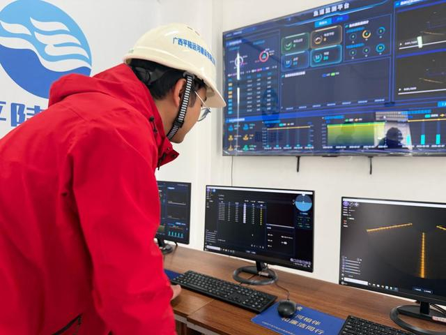 工程师陈柱在查看平陆运河青年枢纽鱼道监控平台的监测数据。新华社记者 赵欢 摄