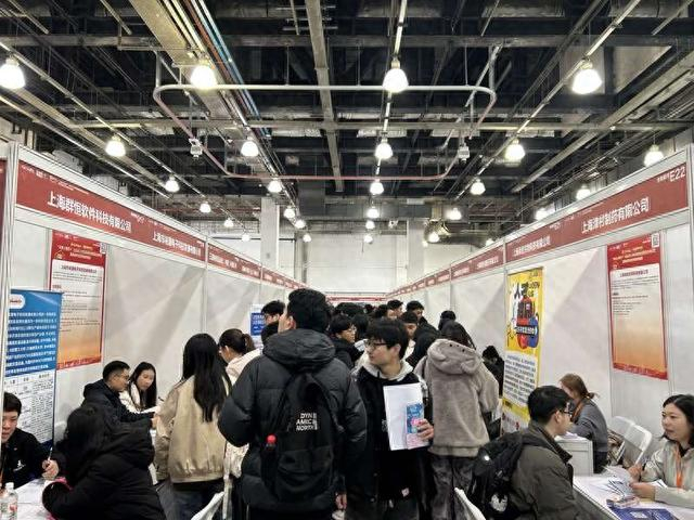 招聘会现场。中青报·中青网记者 魏其濛/摄