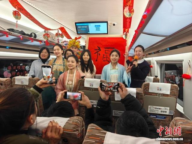 G8157次列车上开展“高铁看灯会 元宵福满满”为主题的特色活动。国铁沈阳局 供图