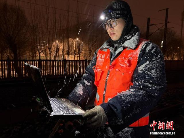 北京高铁工务段对京哈高铁线路进行巡视排查。北京高铁工务段 供图