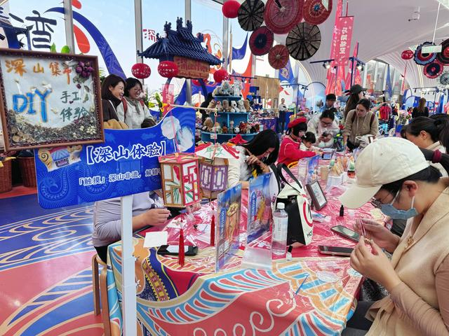 体验官们正在体验非遗手工。本报记者陈强摄