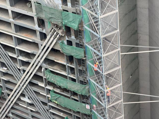 平陆运河马道枢纽工程施工现场工人们在进行金属结构的安装。新华社记者 赵欢 摄