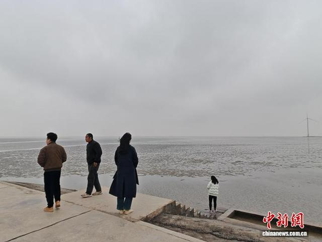 游客在海边游玩。谷华 摄