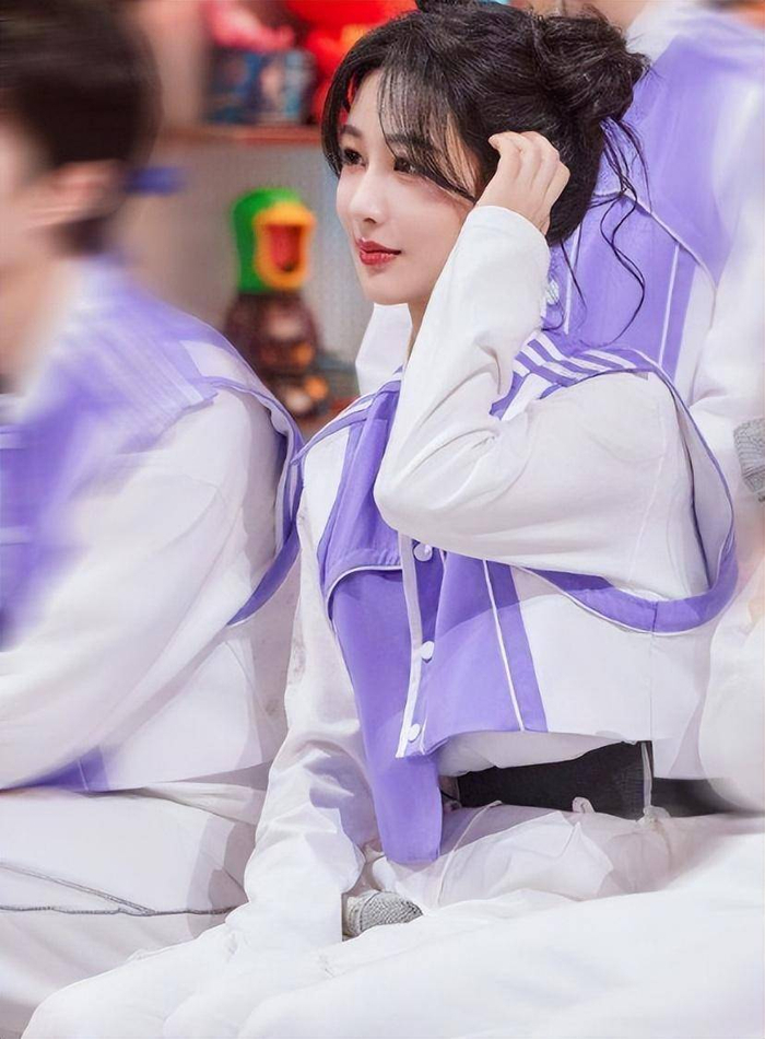 不仅演技出色，在综艺节目中，杨紫也有出色的表现，并且跟多个艺人互动，堪称是一个热爱生活的小姐姐了，你们喜欢她吗？