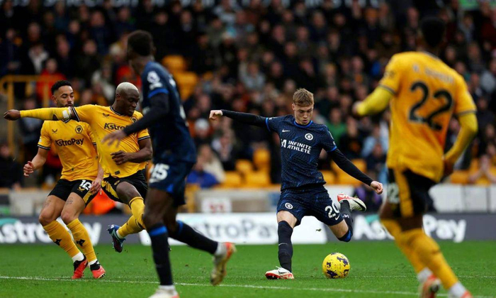 这场输球后，维拉欧冠希望直接蒙阴影，下一轮对手还硬，曼联赢球就可能超他们。狼队虽然还垫底，但这三分总算看到点保级光。德比就是这么残酷，排名高低有时候就是纸上东西，雨夜莫利纽克斯证明足球啥意外都有。维拉球员低头走人，狼队球迷高唱队歌，胜负的滋味全在哨声里定格了。