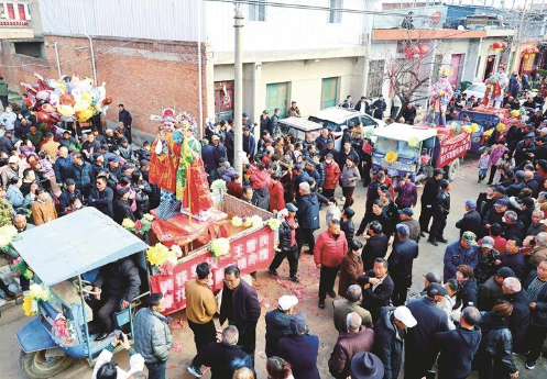 寓意吉祥的彩车驶入村子。 本报记者 马昭 摄