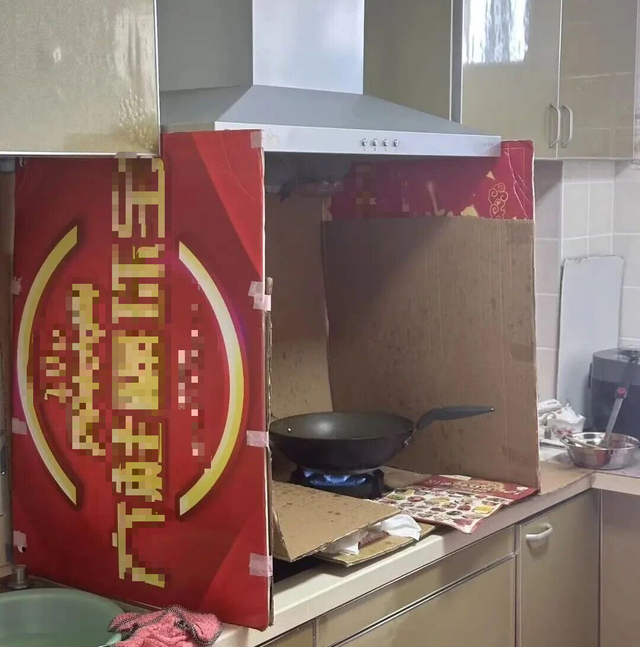 ∆老人们平时为挡油渍，将纸板竖起。图源：浙江消防