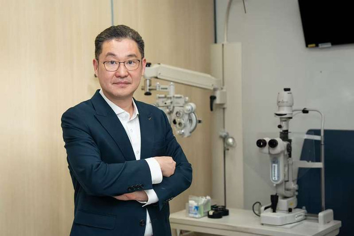 香港理工大学视觉科学研究中心主任何明光教授。受访者供图