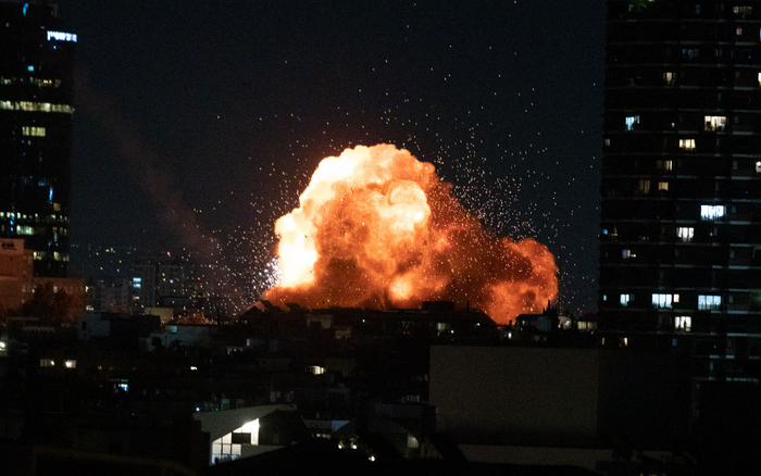 ▲2月28日晚，以色列特拉維夫市區傳出巨大爆炸聲，伊朗于猛有建筑物冒出火光。逆勢之下<strong>加拿大28交流群qq</strong>圖/新華社