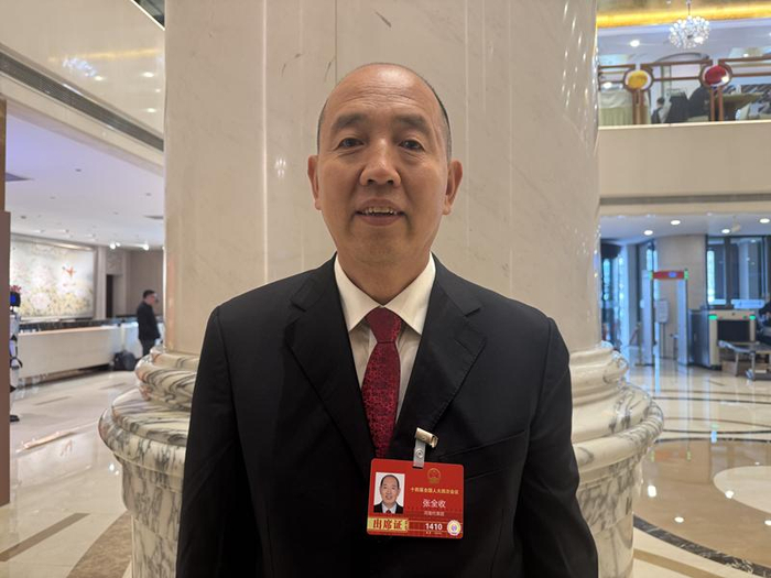 全国人大代表张全收来到驻地。新京报记者 张建林 摄