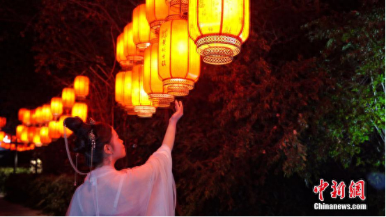 2025年2月，在广西贺州市昭平县黄姚古镇，一组组花灯“扮靓”此地，吸引众多游客前来游玩。（资料图）刘锦鹏摄