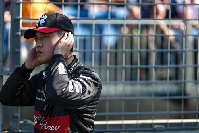 4月2日，阿尔法罗密欧车队中国车手周冠宇在比赛前。新华社发（钱俊摄）