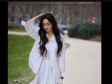 杨幂白色套装出镜，长发微卷，女人味十足！
