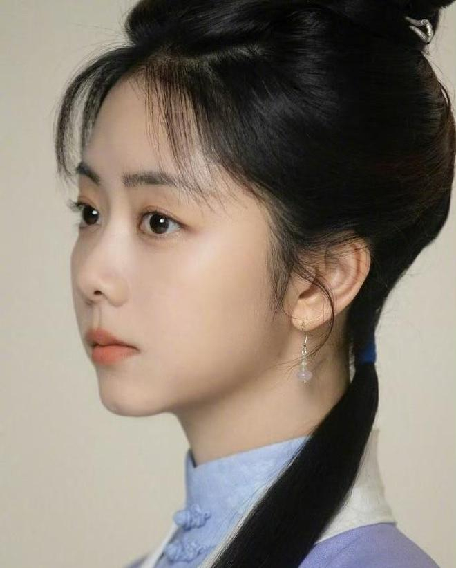 官宣海报中，谭松韵身着紫色系明制汉服，佩戴同色系的简约发饰。