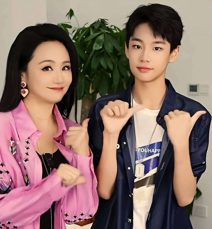  更难能可贵的是，曹颖从未把儿子圈在娱乐圈的温室里。如今，王梓涵在北京的青苗国际学校就读，每天都要兼顾繁重的文化课与艺术训练。吉他、马术、篮球，样样都不落下。曹颖曾经说过：在18岁之前，他必须把学业放在第一位，至于是否进入娱乐圈，得由他自己决定。这种尊重和放手的教育方式，展现了她对孩子成长的深思熟虑，也让许多网友看到了明星家庭教育的另一种可能性——那不是走捷径，不是单纯靠资源铺路，而是培养孩子的抗压能力和独立人格。 从选品的审美到教育理念，曹颖一家的生活与我们身边的普通家庭并无太多区别。母子间偶有代沟，也会有轻松的吐槽，但更多的是相互理解与默默的支持。或许正是这种接地气的烟火气息，才使得曹颖即便在逐渐淡出荧幕后，依然能够获得观众的喜爱。毕竟，在这个流量为王的时代，比起完美的偶像形象，人们更喜欢真实而可爱的普通妈妈曹颖。